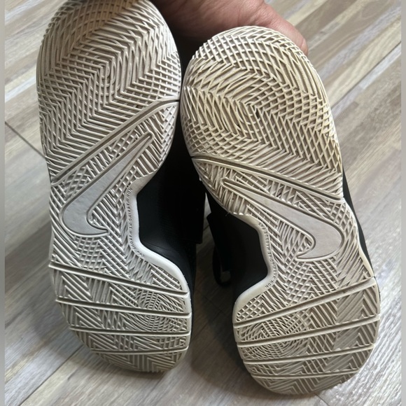 Nike Team Hustle D8 Black Basketball Shoes, Size 6Y - Picture 7 of 15